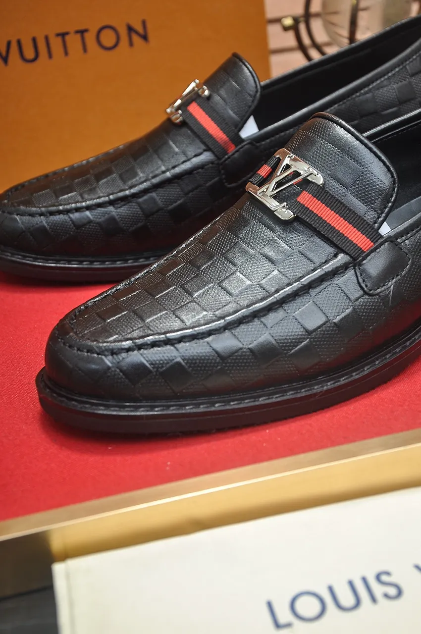 Men's men's shoes 💰460💶 [LV] (original single cowhide lining) 🍀LV's latest genuine leather business suit shoes are launched simultaneously on the official website. The first-layer cowhide imported from Italy is made of heavy gold, 💥1:1 rubber outsole from the official website. Versatile to wear, high-end without losing class, and the color combination is extraordinary. This four-season style is alluring when worn on your feet, showing off your big-name flair. Standard code 38-45 (45 customized)